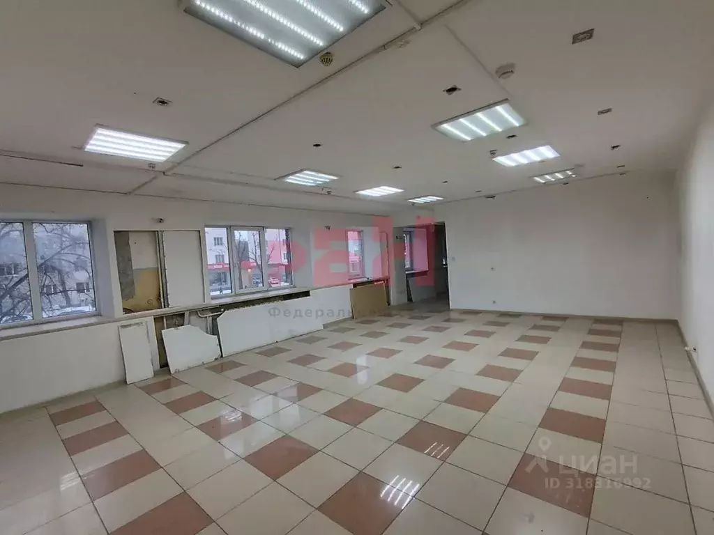 Торговая площадь в Тюменская область, Тюмень ул. Мельникайте, 101 (319 ... - Фото 1