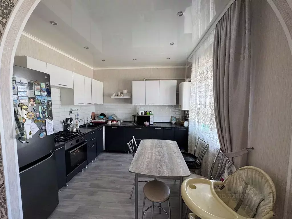 Дом в Астраханская область, пос. Володарский ул. Курмангазы, 8 (130 м) - Фото 1
