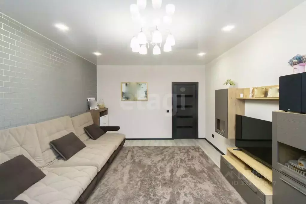 2-к кв. Тюменская область, Тюмень ул. 50 лет ВЛКСМ, 19 (80.0 м) - Фото 1