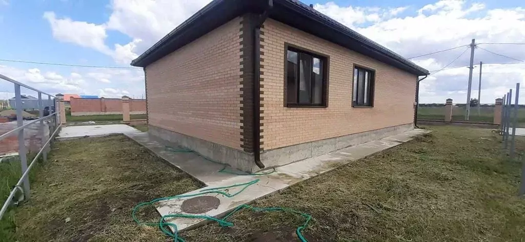 Дом в Краснодарский край, Динской район, Новотитаровская ст-ца ... - Фото 1