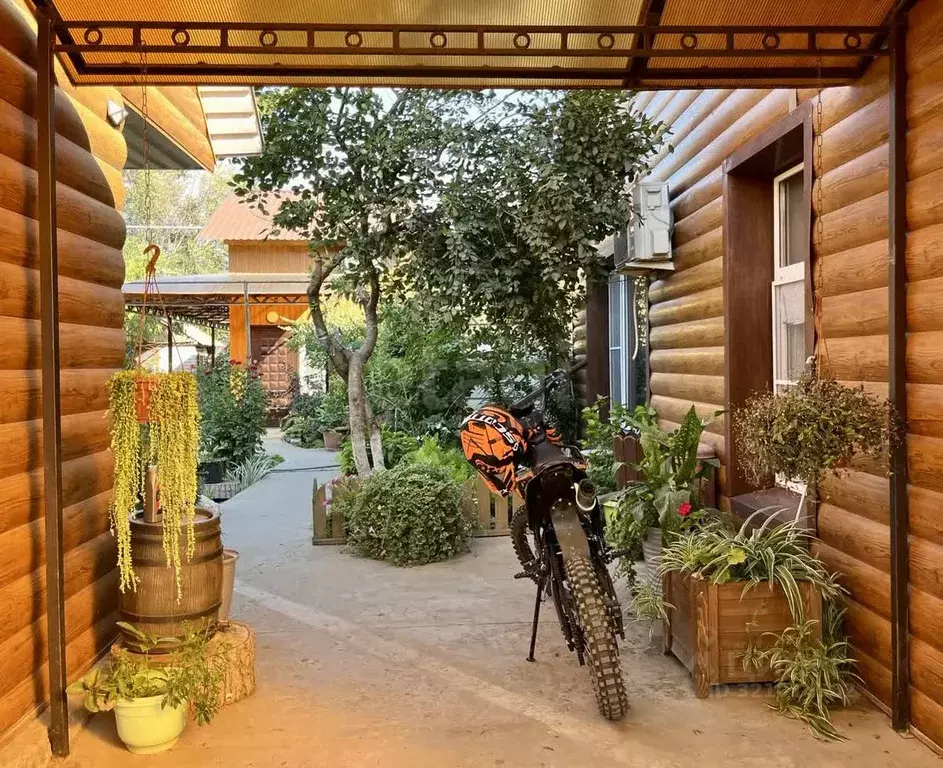 Дом в Астраханская область, Камызякский район, с. Караульное ул. ... - Фото 1