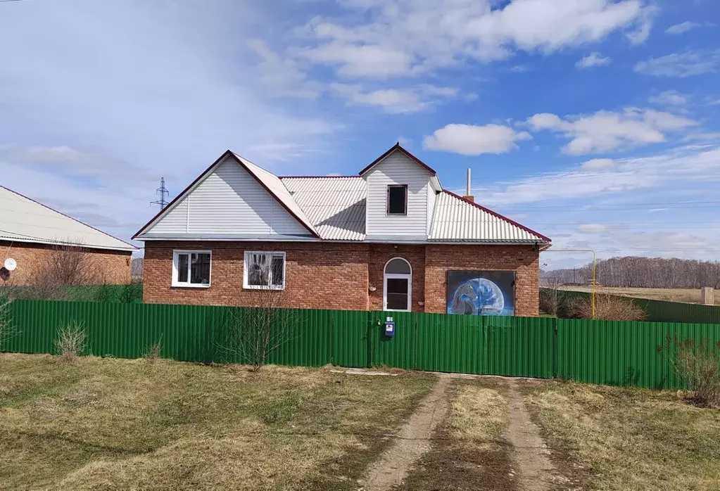 Дом в Омская область, Марьяновский район, пос. Конезаводский ул. ... - Фото 1