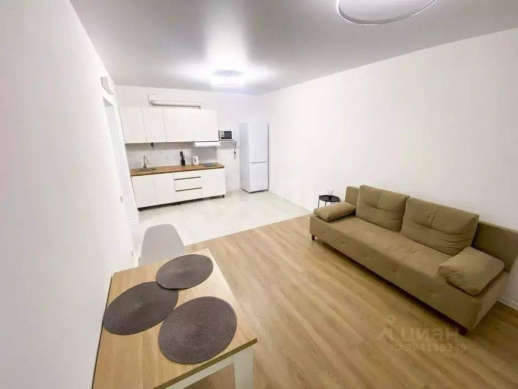 2-к кв. Свердловская область, Екатеринбург ул. Хуторская, 1 (55.4 м) - Фото 1