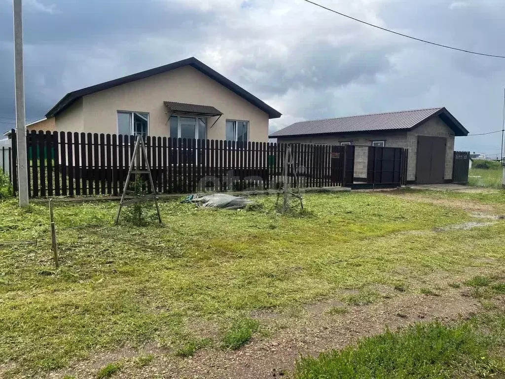 Дом в Башкортостан, Стерлитамакский район, Казадаевский сельсовет, с. ... - Фото 1