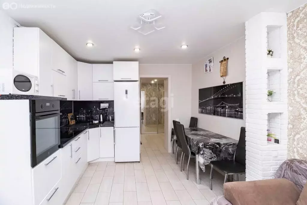 2-комнатная квартира: Тюмень, улица Куйбышева, 94 (58.6 м) - Фото 1