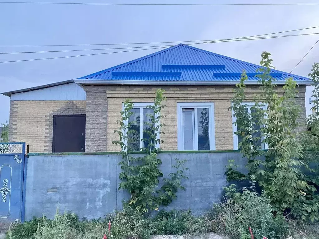 Дом в Ставропольский край, с. Кочубеевское ул. Комарова, 3 (120 м) - Фото 1