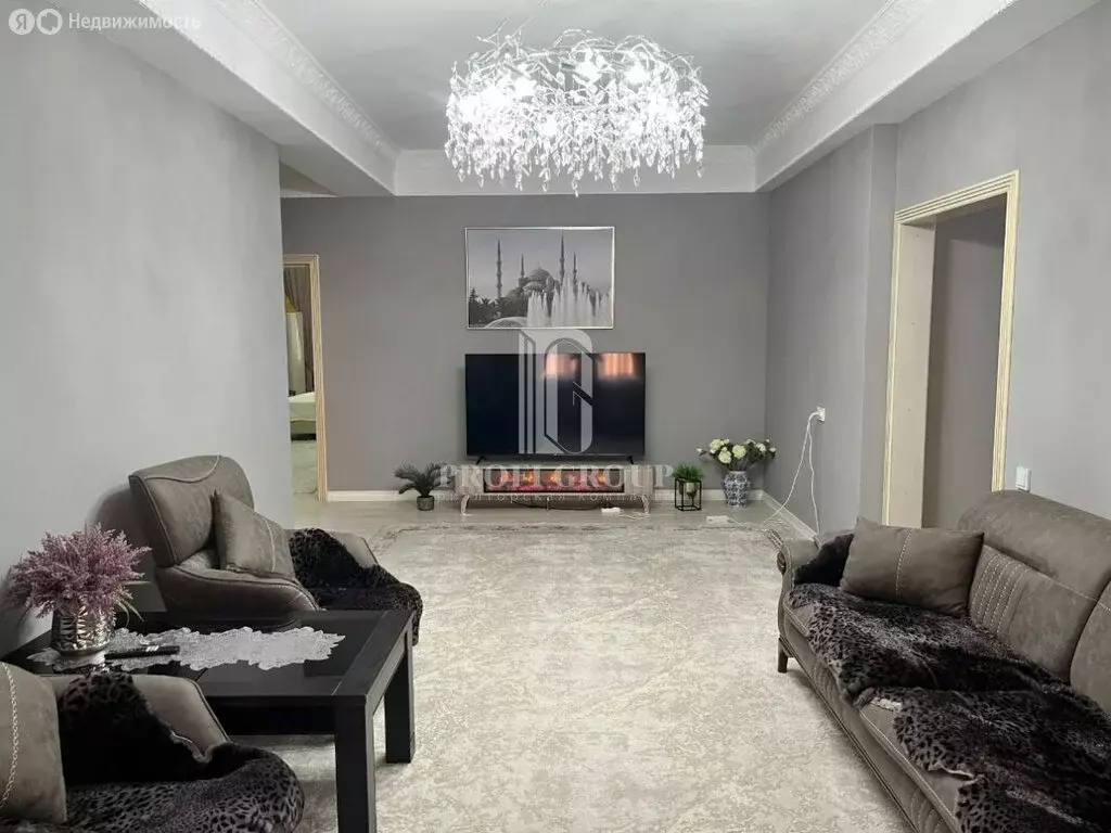 3-комнатная квартира: Махачкала, Хивская улица, 27В (100 м) - Фото 1