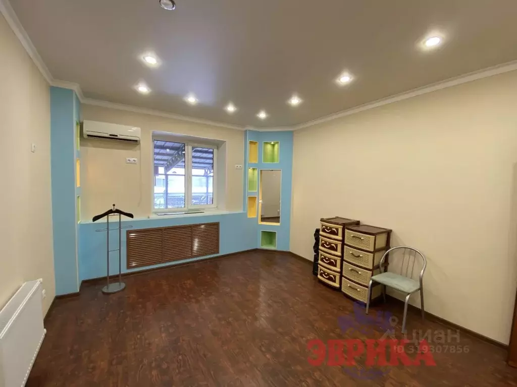 Дом в Краснодарский край, Крымск Осенняя ул., 18 (370 м) - Фото 1