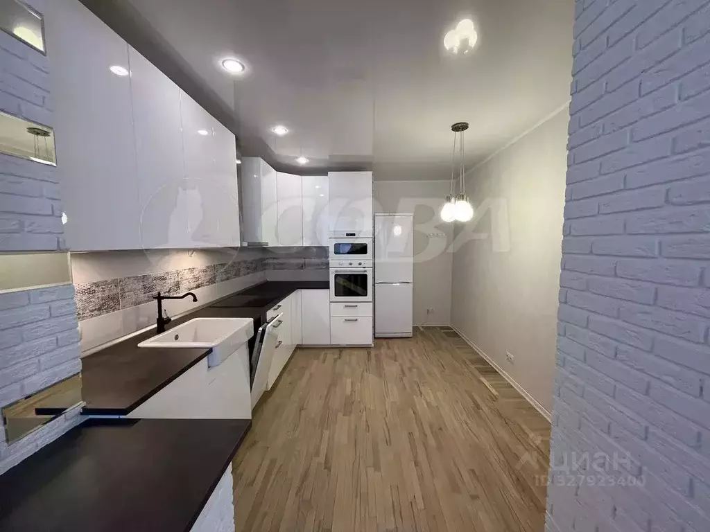 3-к кв. Тюменская область, Тюмень ул. Кирова, 8 (107.5 м) - Фото 1