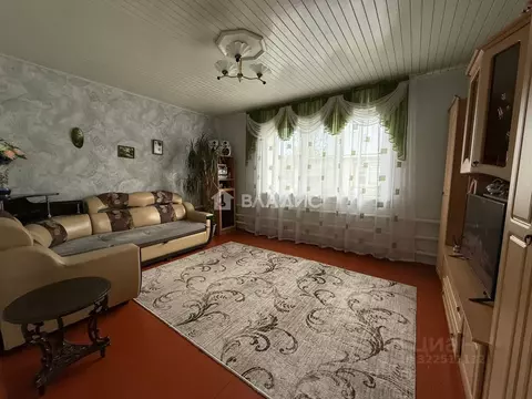 Дом в Алтайский край, Бийский район, с. Малоугренево ул. Шукшина (124 ...