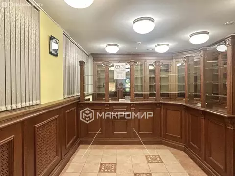 Торговая площадь (150 м)