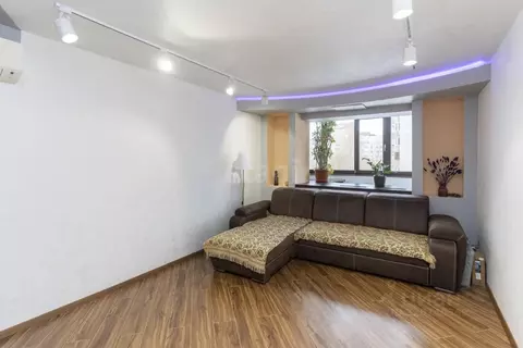 3-к кв. Тюменская область, Тюмень Восточный мкр, ул. Моторостроителей, ...