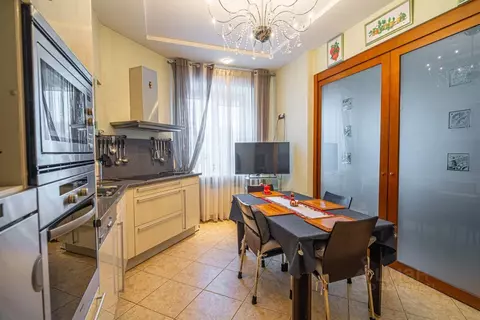Квартира, 3 комнаты, 145 м