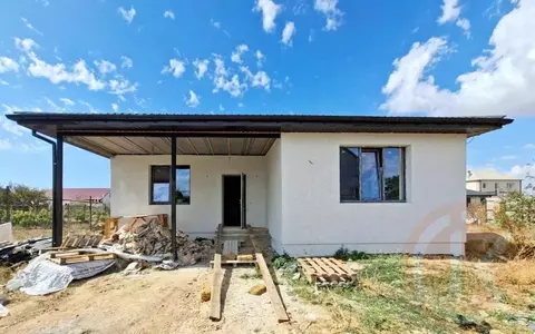 Дом в Крым, Сакский район, с. Орехово ул. Параллельная, 6 (105 м)