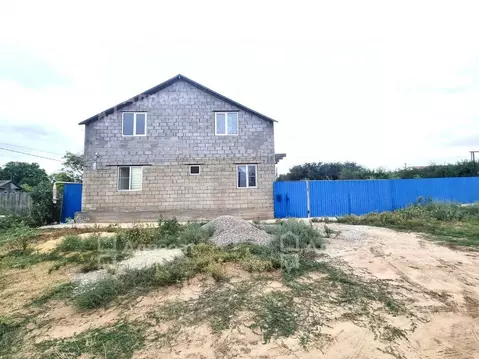 Дом в Волгоградская область, Дубовский район, Пичужинское с/пос, с. ...