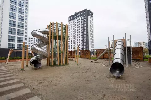 Студия Тюменская область, Тюмень ул. Братьев Бондаревых, 5 (27.9 м)