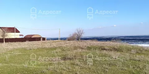 Дом в Волгоградская область, Дубовский район, Пичужинское с/пос, с. ...