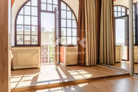5-к кв. Санкт-Петербург ул. Некрасова, 58 (248.5 м)