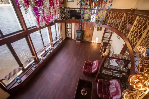 Дом в Санкт-Петербург наб. Мартынова, 94 (300 м)