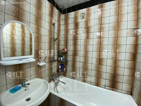 3-комнатная квартира: Махачкала, улица Каримова, 10 (75 м)