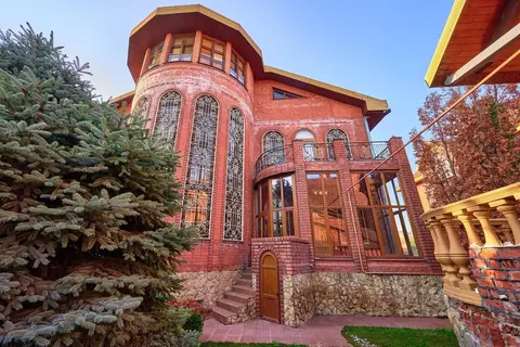 Дом в Краснодарский край, Краснодар ул. Ясная, 2 (556 м)