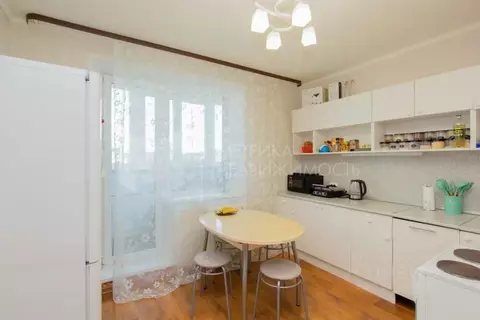 2-к кв. Тюменская область, Тюмень ул. Николая Семенова, 27к3 (62.5 м)