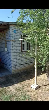 Дом в Волгоградская область, Октябрьский район, Жутовское с/пос, с. ...