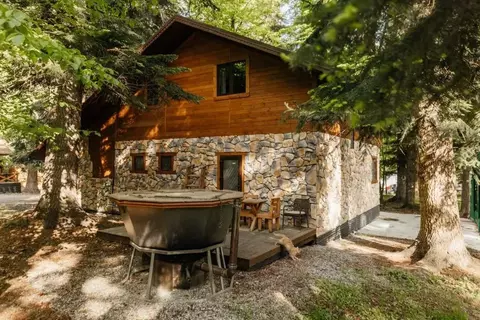 Дом в Карачаево-Черкесия, Зеленчукский район, с. Архыз ул. Банковская, ...