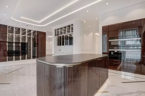 Продается 6-комнатная квартира