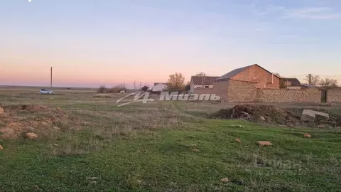 Участок в Крым, Сакский район, Охотниковское с/пос, с. Карьерное ул. ...