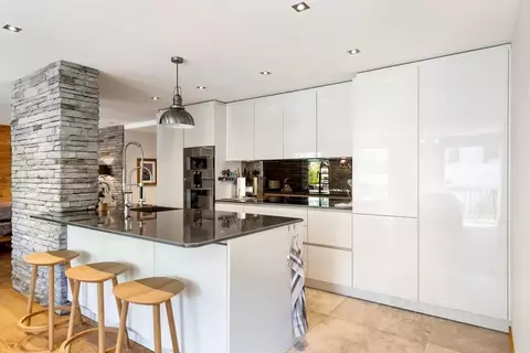 2-к кв. Краснодарский край, Сочи Красная Поляна пгт, ул. Защитников ...