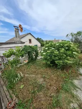 Дом в Крым, Бахчисарайский район, Тенистовское с/пос, с. Айвовое ул. ...