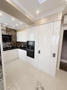 2-к кв. Крым, Симферополь ул. Караманова, 3 (80.0 м)