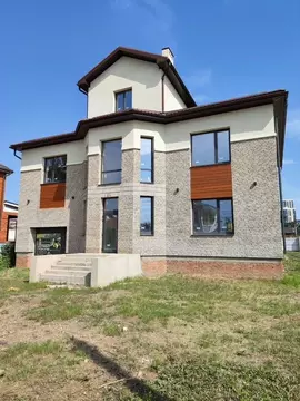 Дом в Краснодарский край, Краснодар ул. Кущевская, 1 (339 м)