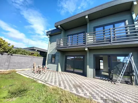 Дом в Крым, Евпатория городской округ, Заозерное пгт ул. Молодежная, ...