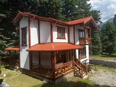 Дом в Карачаево-Черкесия, Зеленчукский район, с. Архыз ул. Банковская, ...