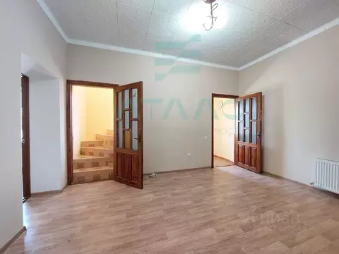 Дом в Крым, Симферопольский район, Гвардейское пгт ул. Первомайская, ...