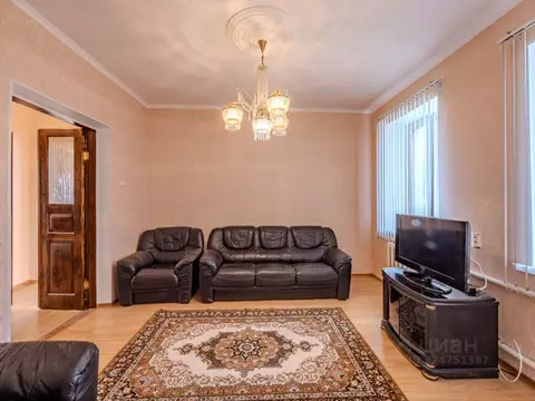 Дом в Крым, Симферопольский район, Гвардейское пгт ул. Вишневая, 1 (65 ...