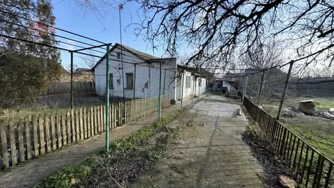 Дом в Крым, Сакский район, с. Уютное ул. Садовая, 35 (50 м)