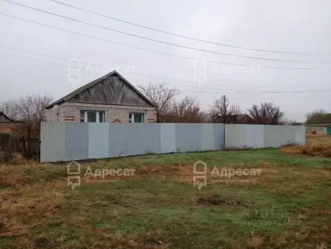 Дом в Волгоградская область, Октябрьский район, Ковалевское с/пос, с. ...