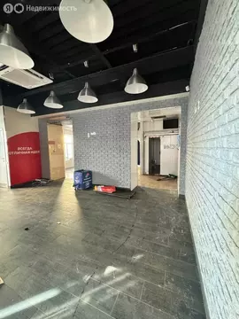 Торговая площадь (100 м)