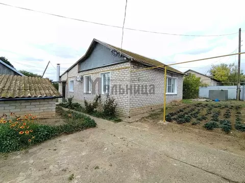 Дом в Волгоградская область, Дубовский район, Лозновское с/пос, с. ...