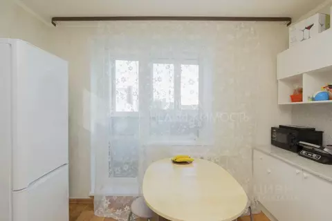 2-к кв. Тюменская область, Тюмень ул. Николая Семенова, 27к3 (62.5 м)