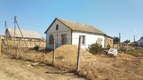 Дом в Крым, Сакский район, Охотниковское с/пос, с. Рунное ул. ...