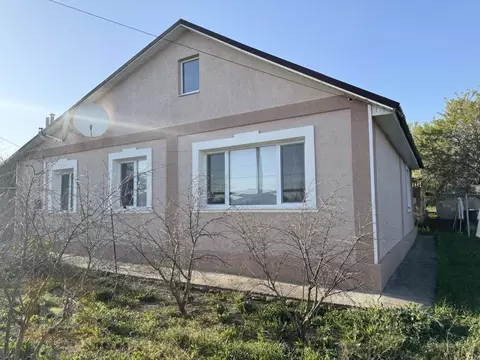 Дом в Крым, Черноморский район, Медведевское с/пос, с. Медведево ул. ...