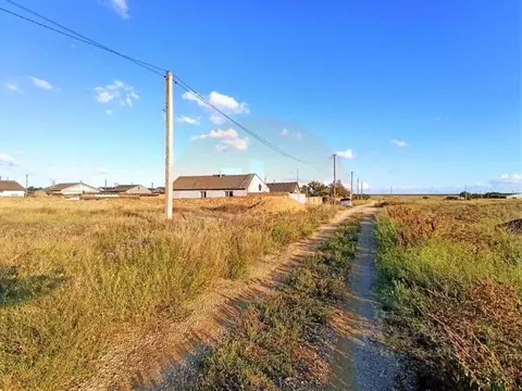 Участок в Крым, Сакский район, Охотниковское с/пос, с. Карьерное ул. ...