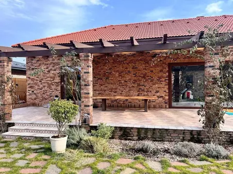 Дом в Краснодарский край, Краснодар ул. Баха, 2/1 (379 м)