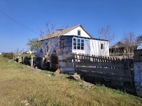 Дом в Крым, Черноморский район, Межводненское с/пос, с. Водопойное ул. ...