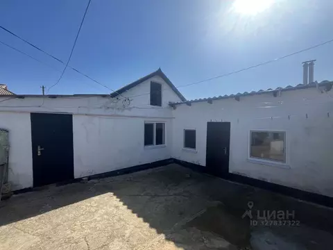 Дом в Крым, Сакский район, Ореховское с/пос, с. Червоное ул. ...