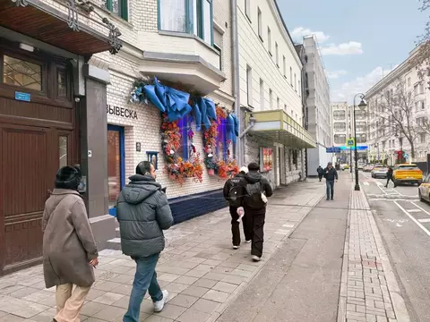 Торговая площадь в Москва Малая Бронная ул., 4 (97 м)